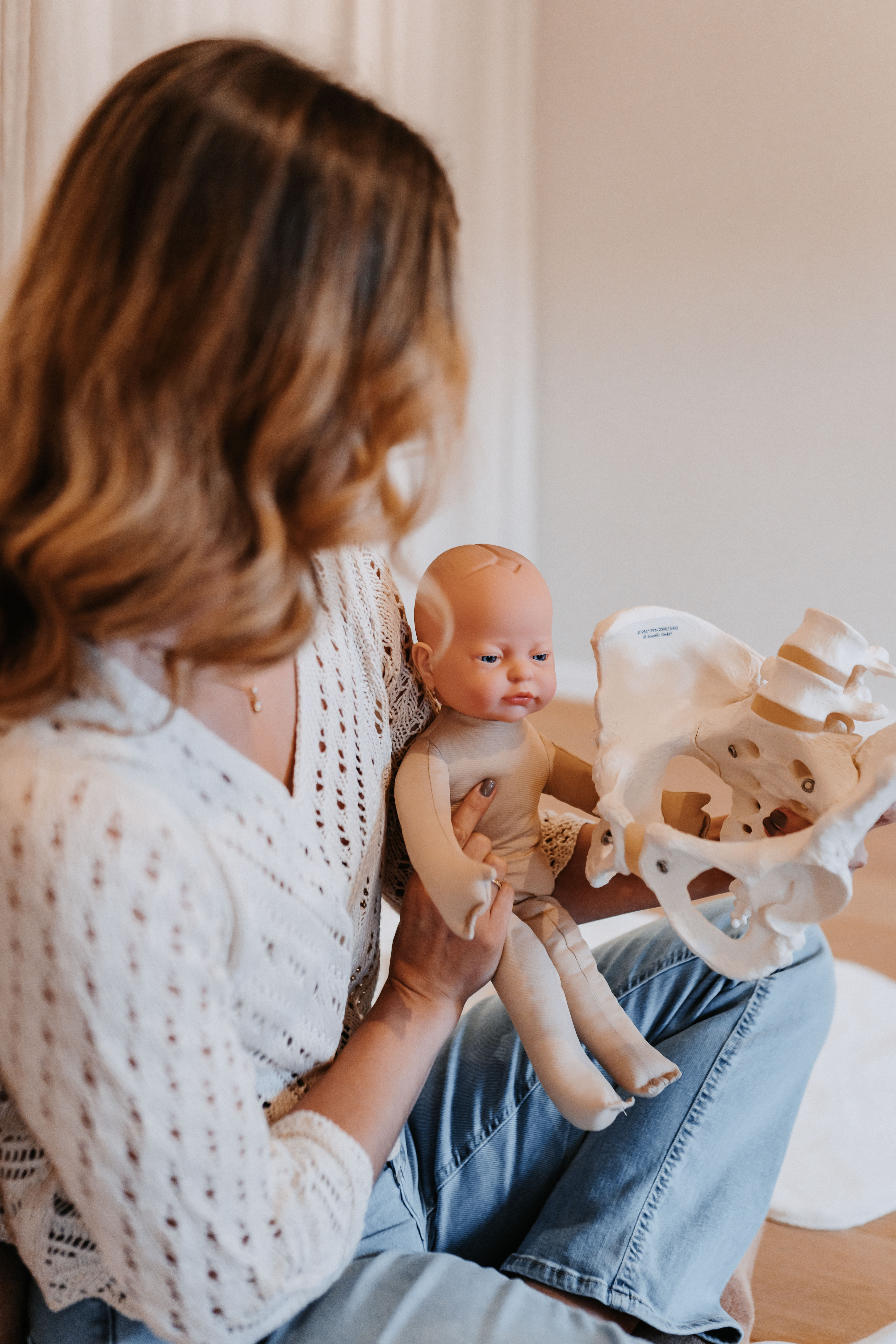 Helena mit Becken- und Fötusmodell