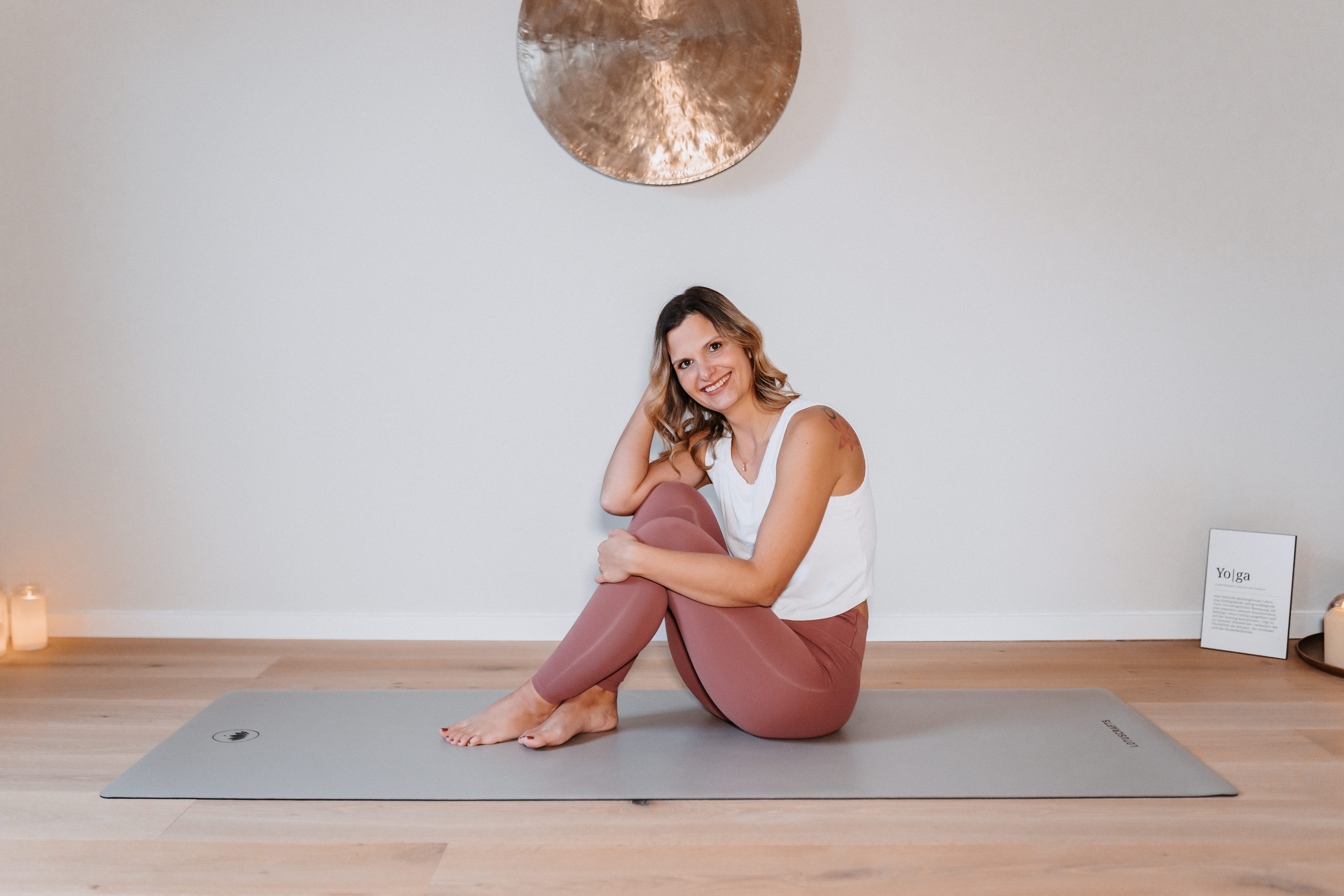 Helena sitzend auf Yogamatte